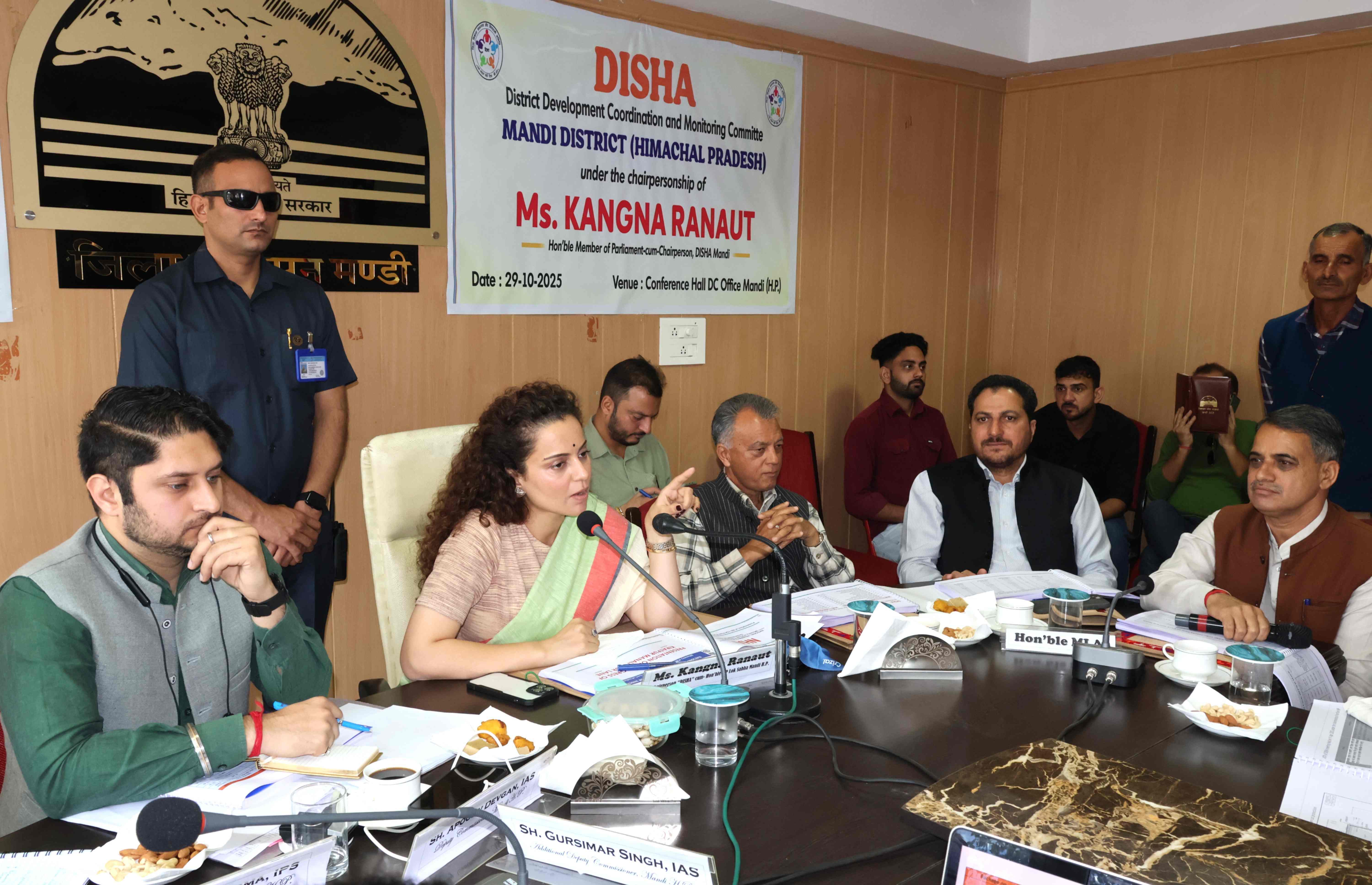 दिशा की बैठक की अध्यक्षता करते हुए सांसद कंगना रणौत। दिशा की बैठक की अध्यक्षता करते हुए सांसद कंगना रणौत।