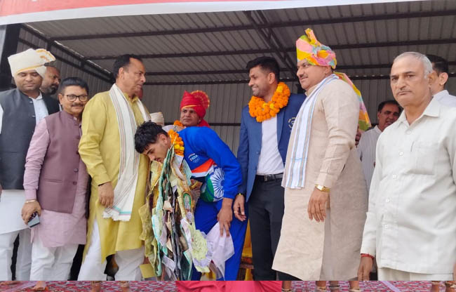 सोनीपत: स्वर्ण पदक विजेता अखिल नरवाल सम्मान समारोह में आशीर्वाद लेते हुए सोनीपत: स्वर्ण पदक विजेता अखिल नरवाल सम्मान समारोह में आशीर्वाद लेते हुए