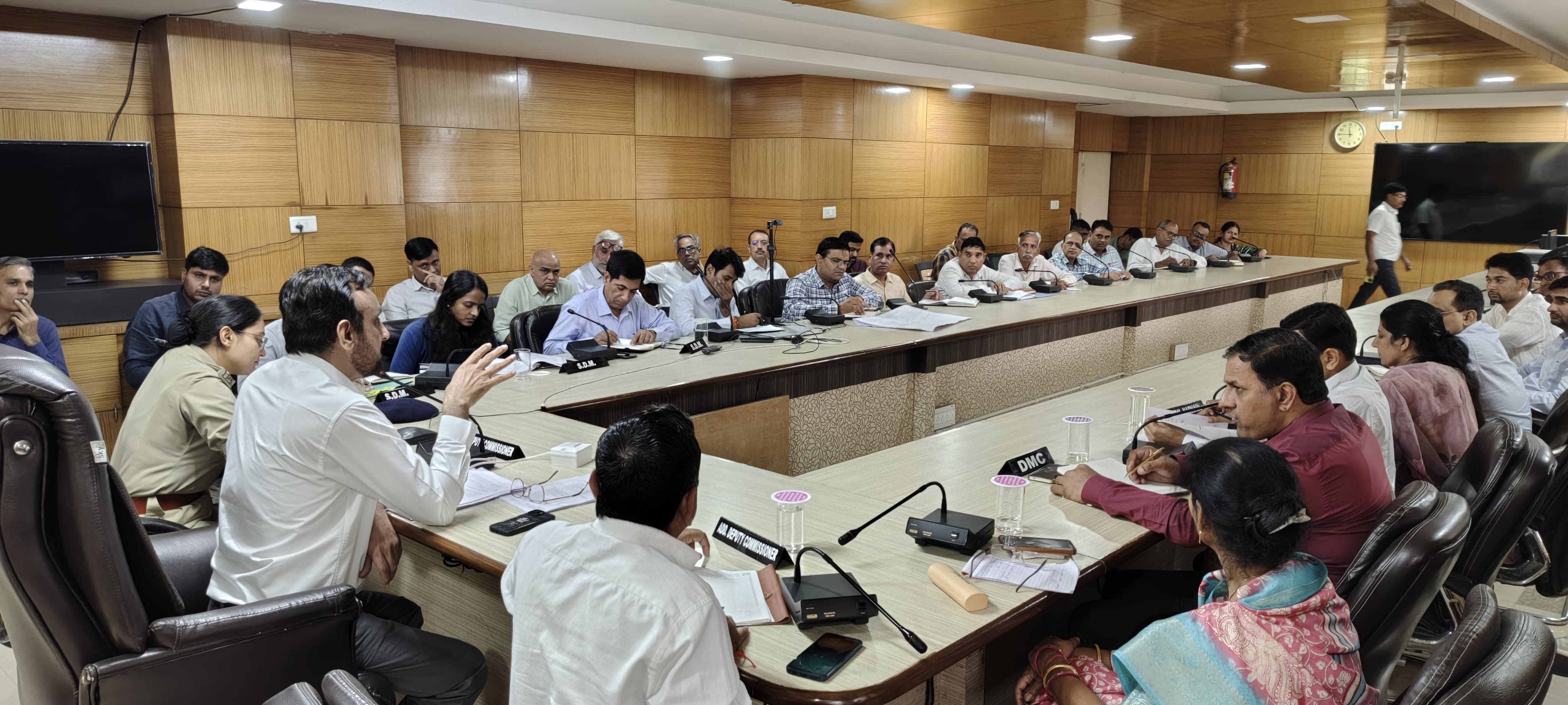 अधिकारियों की बैठक लेते उपायुक्त कैप्टन मनोज कुमार। अधिकारियों की बैठक लेते उपायुक्त कैप्टन मनोज कुमार।