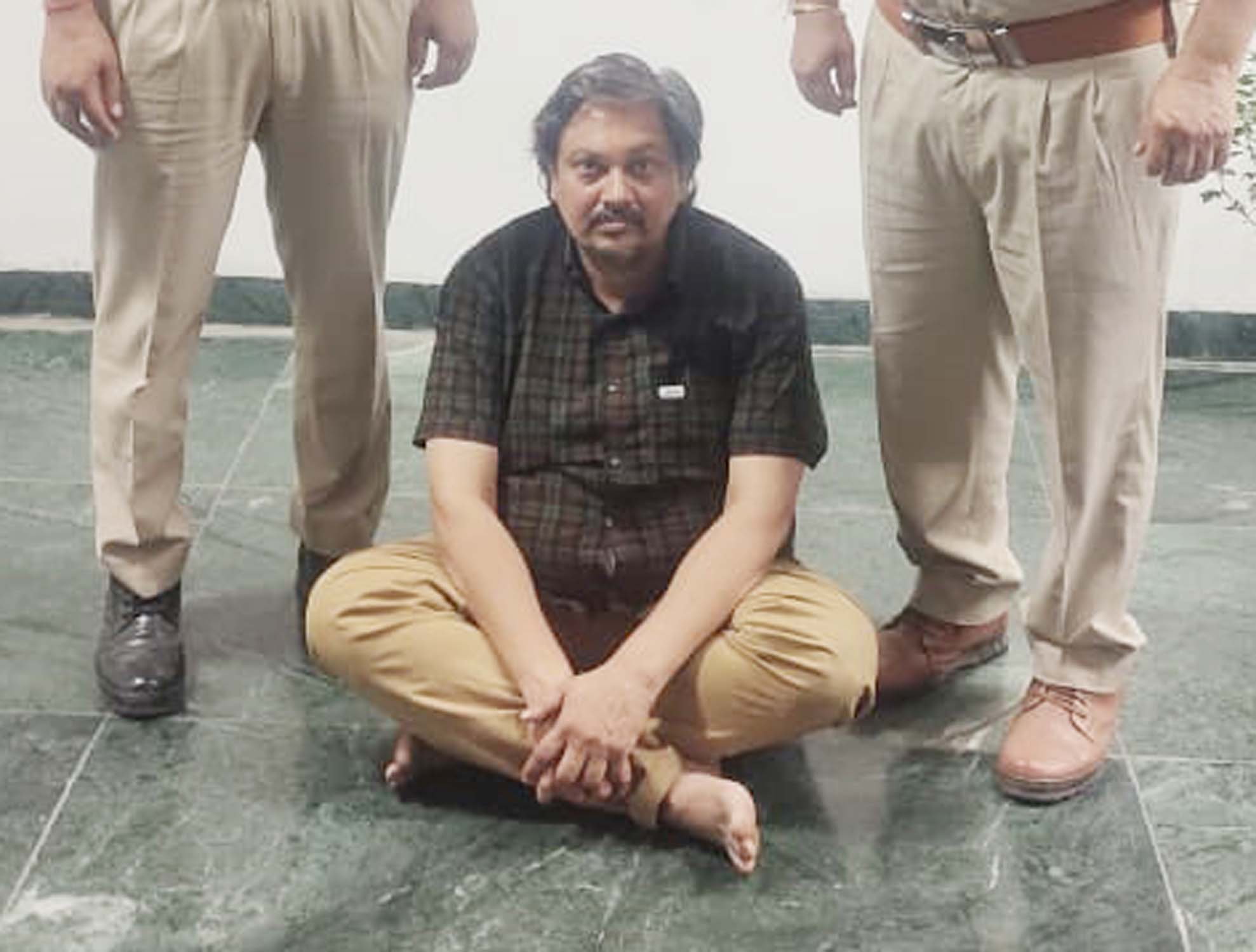 पुलिस गिरफ्त में दो करोड़ रुपये की फर्जी बैंक गारंटी देकर धोखाधड़ी करने का आरोपी। पुलिस गिरफ्त में दो करोड़ रुपये की फर्जी बैंक गारंटी देकर धोखाधड़ी करने का आरोपी।