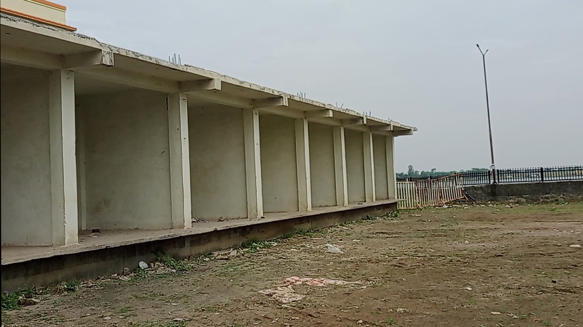 अशोकनगर: तुलसी सरोवर में अवैध 52 दुकानों, टापू का निर्माण: एनजीटी के आदेश पर टीम ने किया निरीक्षण