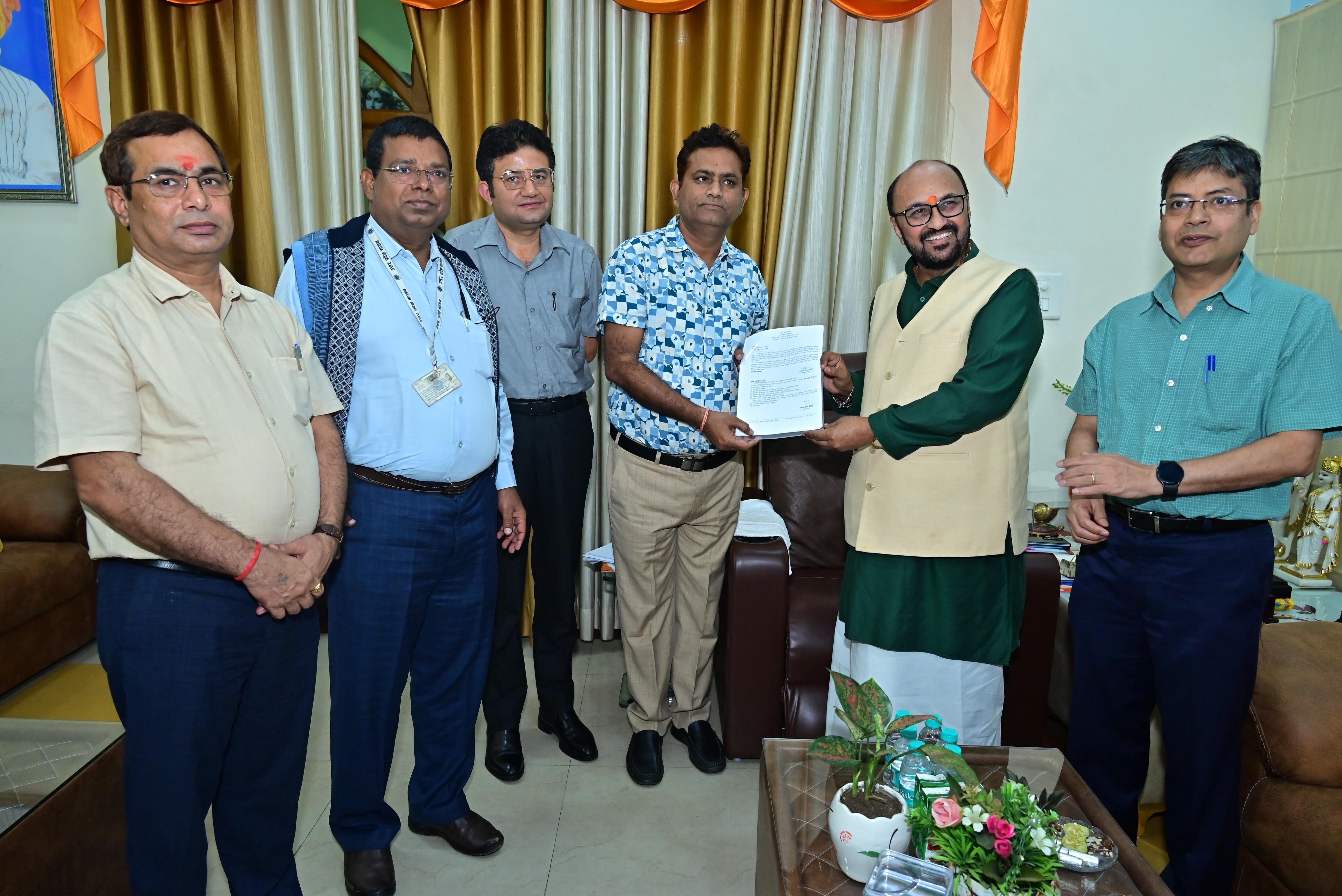 पत्र देते हुए मंत्री योगेन्द्र उपाध्याय पत्र देते हुए मंत्री योगेन्द्र उपाध्याय