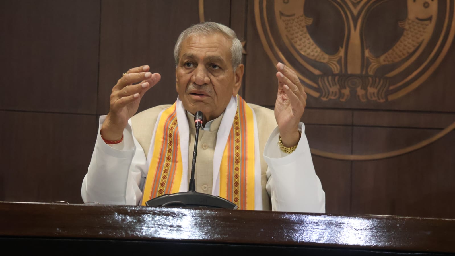 प्रेसवार्ता को संबोधित करते मंत्री लक्ष्मीनारायण चौधरी