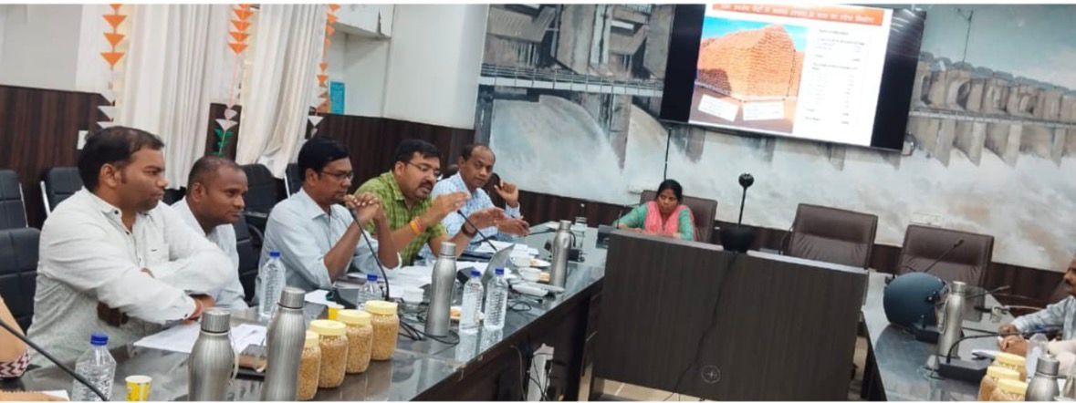 बैठक को संबोधित करती हुई अपर कलेक्टर इंदिरा देवहारी। बैठक को संबोधित करती हुई अपर कलेक्टर इंदिरा देवहारी।