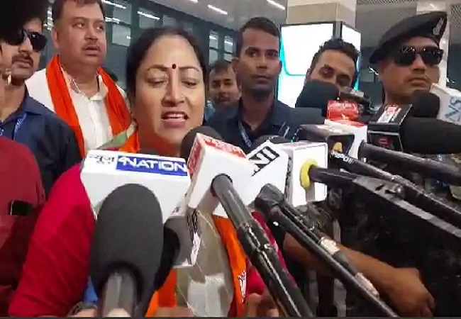 सीएम रेखा गुपता एयरपाेट पर बात करते सीएम रेखा गुपता एयरपाेट पर बात करते