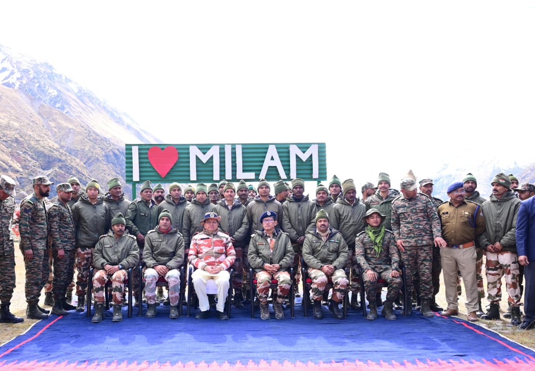 पिथौरागढ़ जिले के सीमांत गांव मिलम में मुख्यमंत्री जवानों से भेंट करते। पिथौरागढ़ जिले के सीमांत गांव मिलम में मुख्यमंत्री जवानों से भेंट करते।