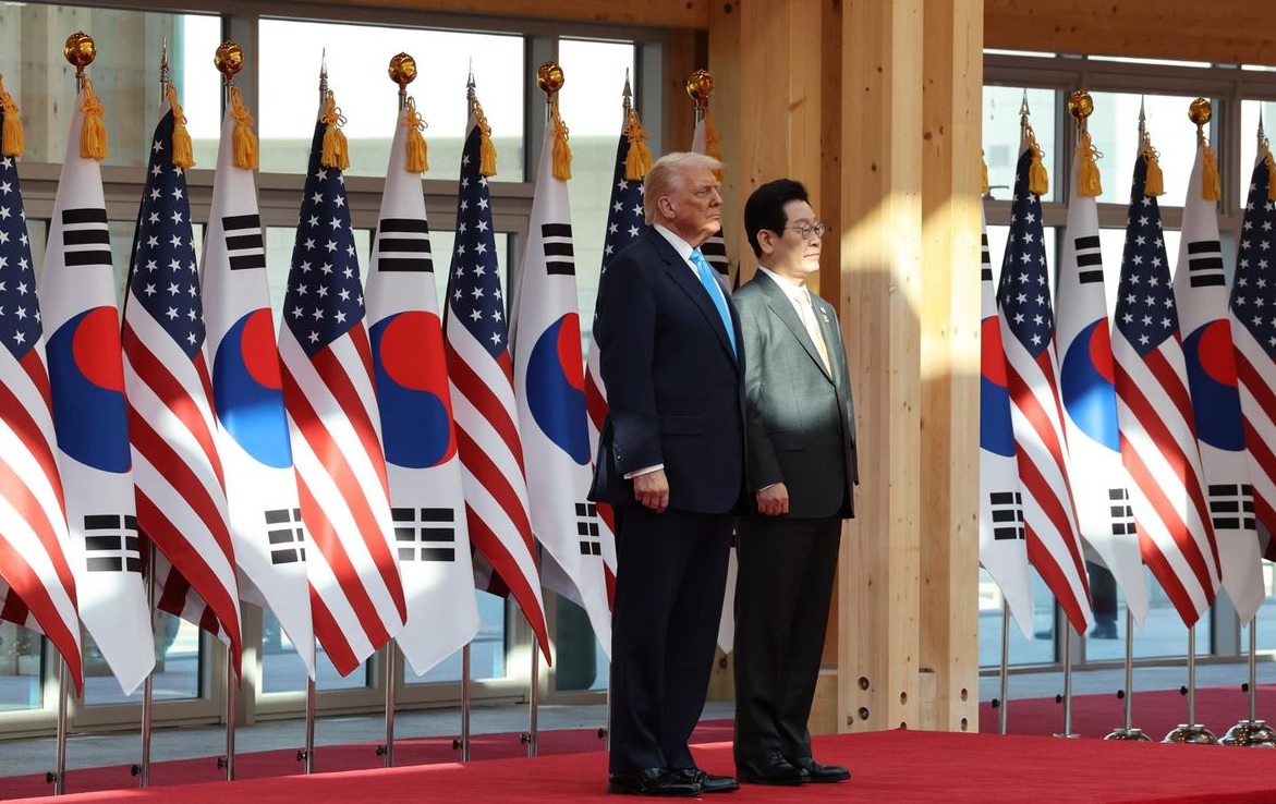 दक्षिण कोरिया के राष्ट्रपति ली जे म्युंग और अमेरिकी राष्ट्रपति डोनाल्ड ट्रंप बुधवार को ग्योंगजू के राष्ट्रीय संग्रहालय में। यहां राष्ट्रपति ट्रंप के सम्मान में आधिकारिक स्वागत समारोह आयोजित किया गया। फोटो - द कोरिया टाइम्स दक्षिण कोरिया के राष्ट्रपति ली जे म्युंग और अमेरिकी राष्ट्रपति डोनाल्ड ट्रंप बुधवार को ग्योंगजू के राष्ट्रीय संग्रहालय में। यहां राष्ट्रपति ट्रंप के सम्मान में आधिकारिक स्वागत समारोह आयोजित किया गया। फोटो - द कोरिया टाइम्स