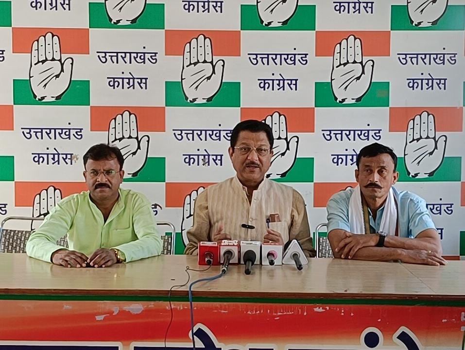 कांग्रेस प्रदेश उपाध्यक्ष सूर्यकांत धस्माना पत्रकारों से बातचीत करते। कांग्रेस प्रदेश उपाध्यक्ष सूर्यकांत धस्माना पत्रकारों से बातचीत करते।