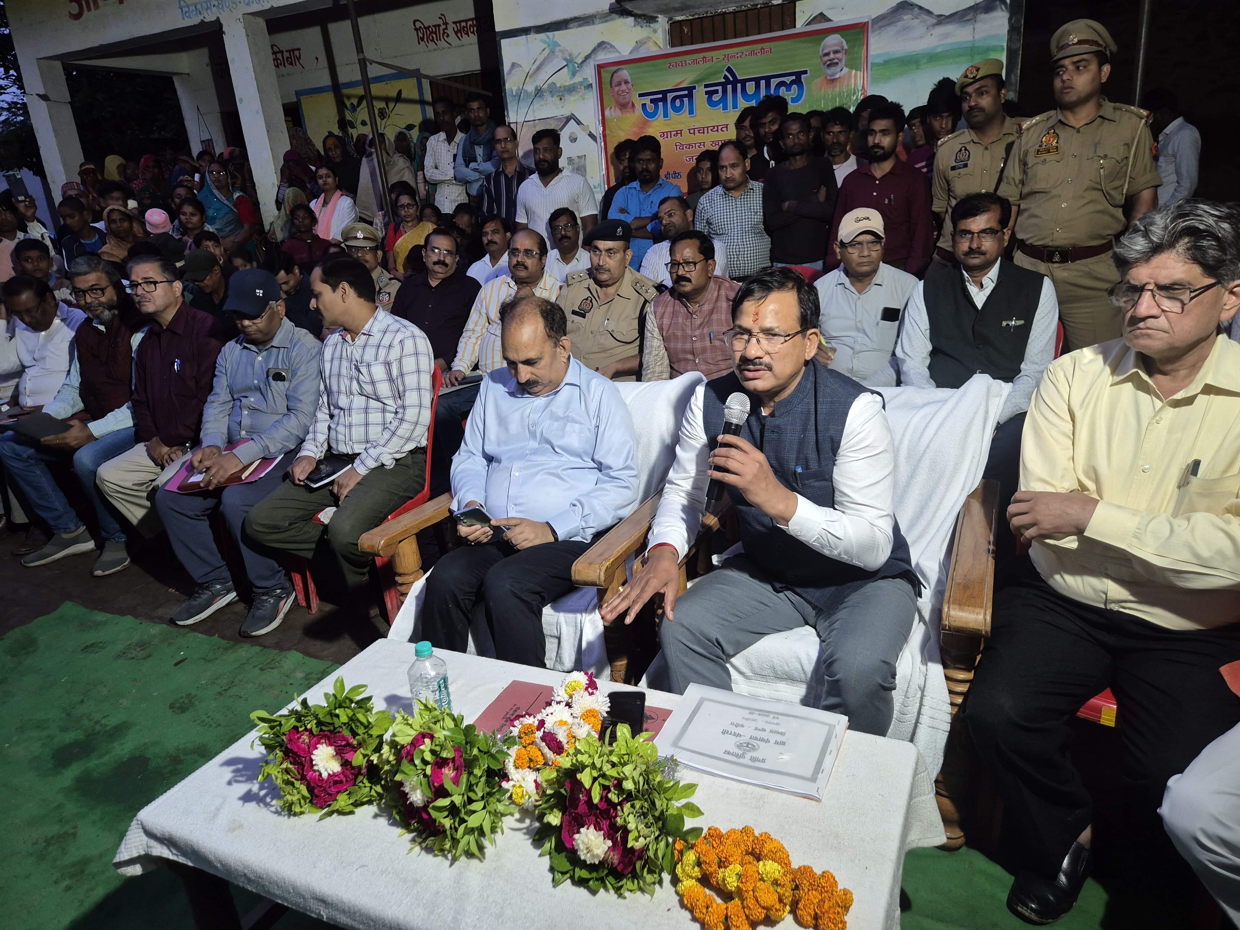 मौके पर मौजूद अधिकारी मौके पर मौजूद अधिकारी