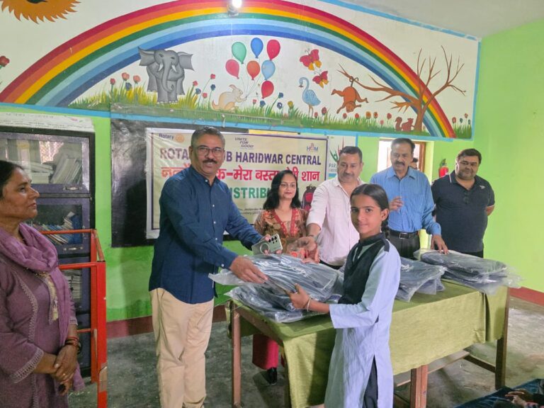 रोटरी ने बांटे स्कूल बैग