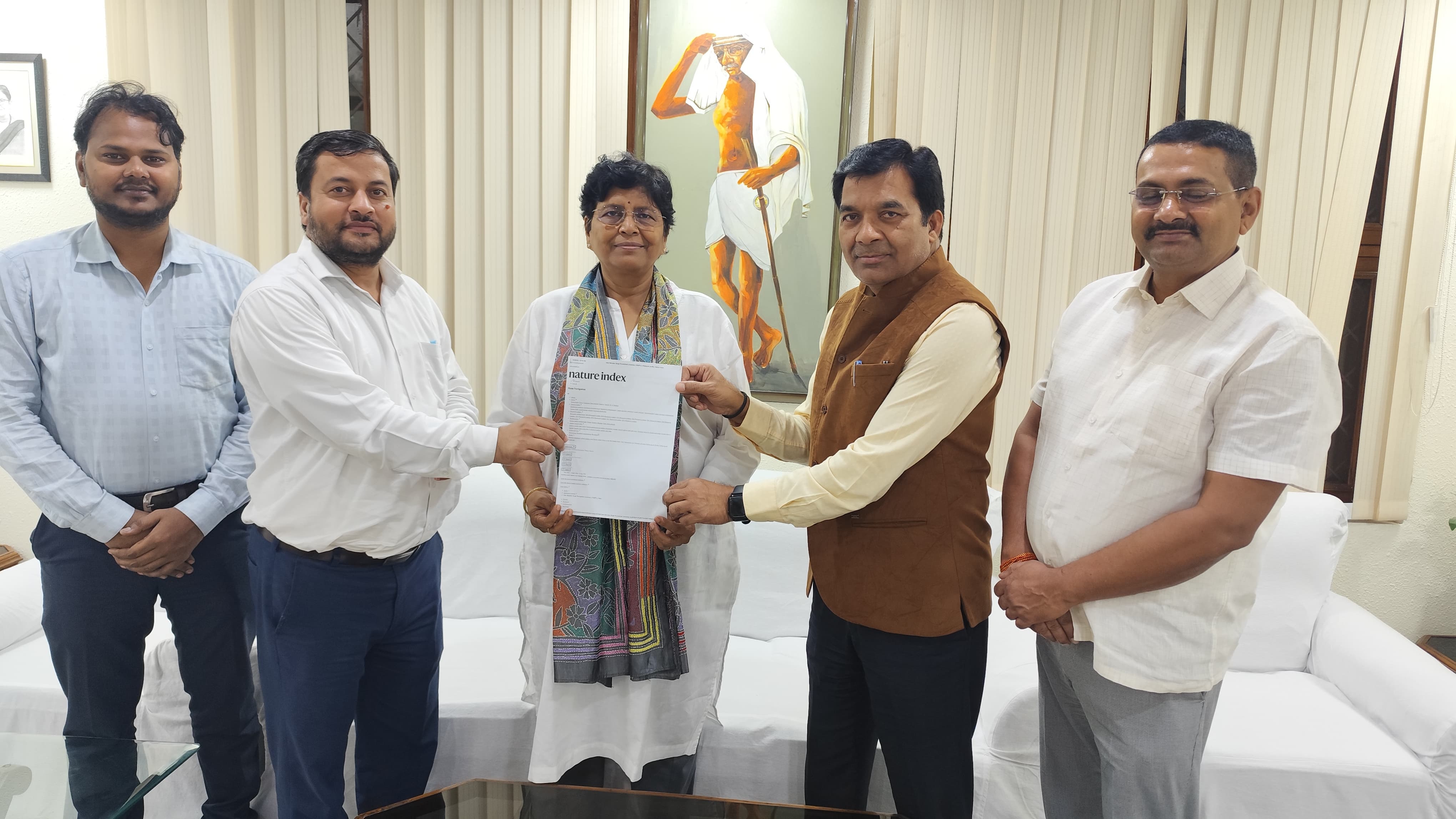 कुलपति डॉ वंदना सिंह अपने मातहतों के साथ इंडेक्स दिखाते हुए कुलपति डॉ वंदना सिंह अपने मातहतों के साथ इंडेक्स दिखाते हुए