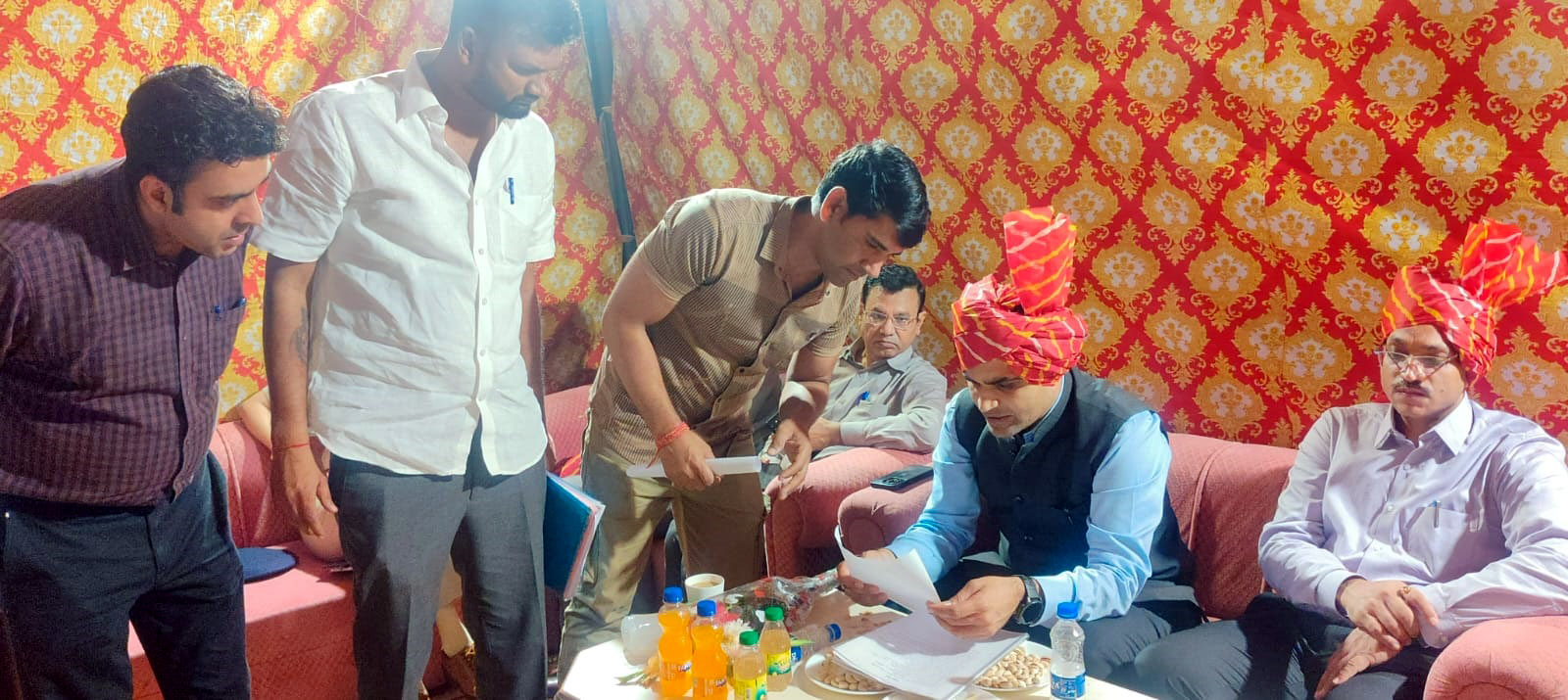 ग्रामीणों की समस्याएं सुनते डीसी विक्रम सिंह व पुलिस आयुक्त सत्येंद्र कुमार गुप्ता ग्रामीणों की समस्याएं सुनते डीसी विक्रम सिंह व पुलिस आयुक्त सत्येंद्र कुमार गुप्ता