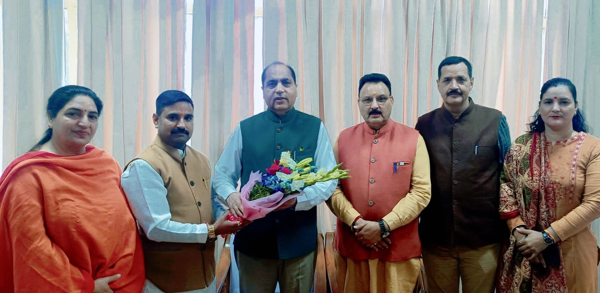 भाजपा कार्यकर्ताओं के साथ जयराम ठाकुर। भाजपा कार्यकर्ताओं के साथ जयराम ठाकुर।