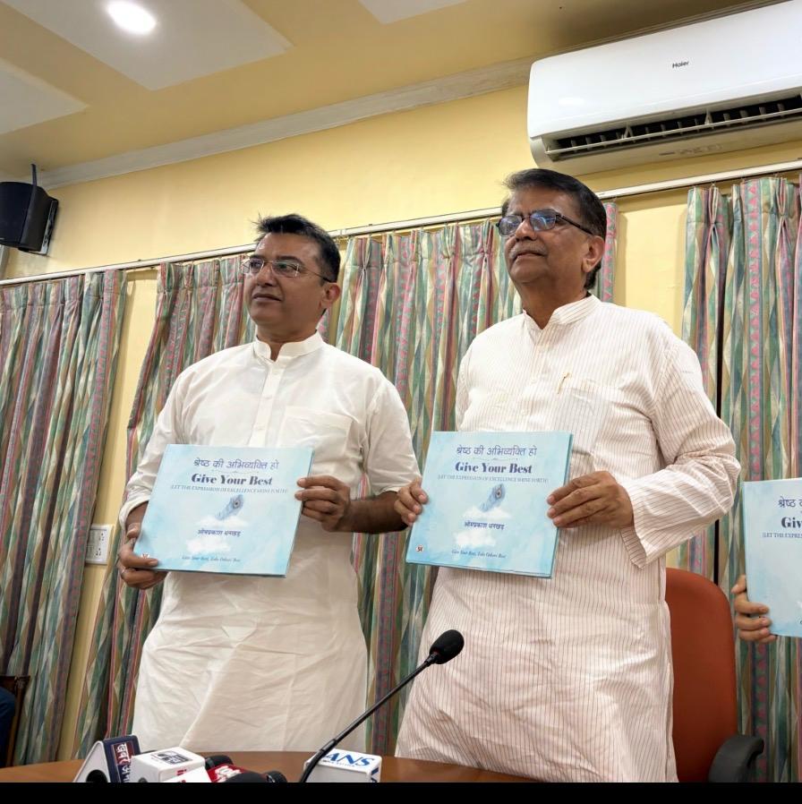 ओमप्रकाश धनखड़ अपनी पुस्तक का विमोचन करते हुए