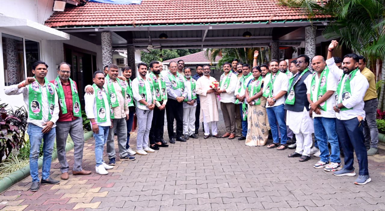 सीएम हेमंत सोरेन समेत पूर्वी सिंहभूम जिला अध्यक्ष समेत अन्य सीएम हेमंत सोरेन समेत पूर्वी सिंहभूम जिला अध्यक्ष समेत अन्य