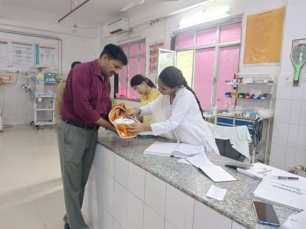 नवजात को देखते नर्स नवजात को देखते नर्स