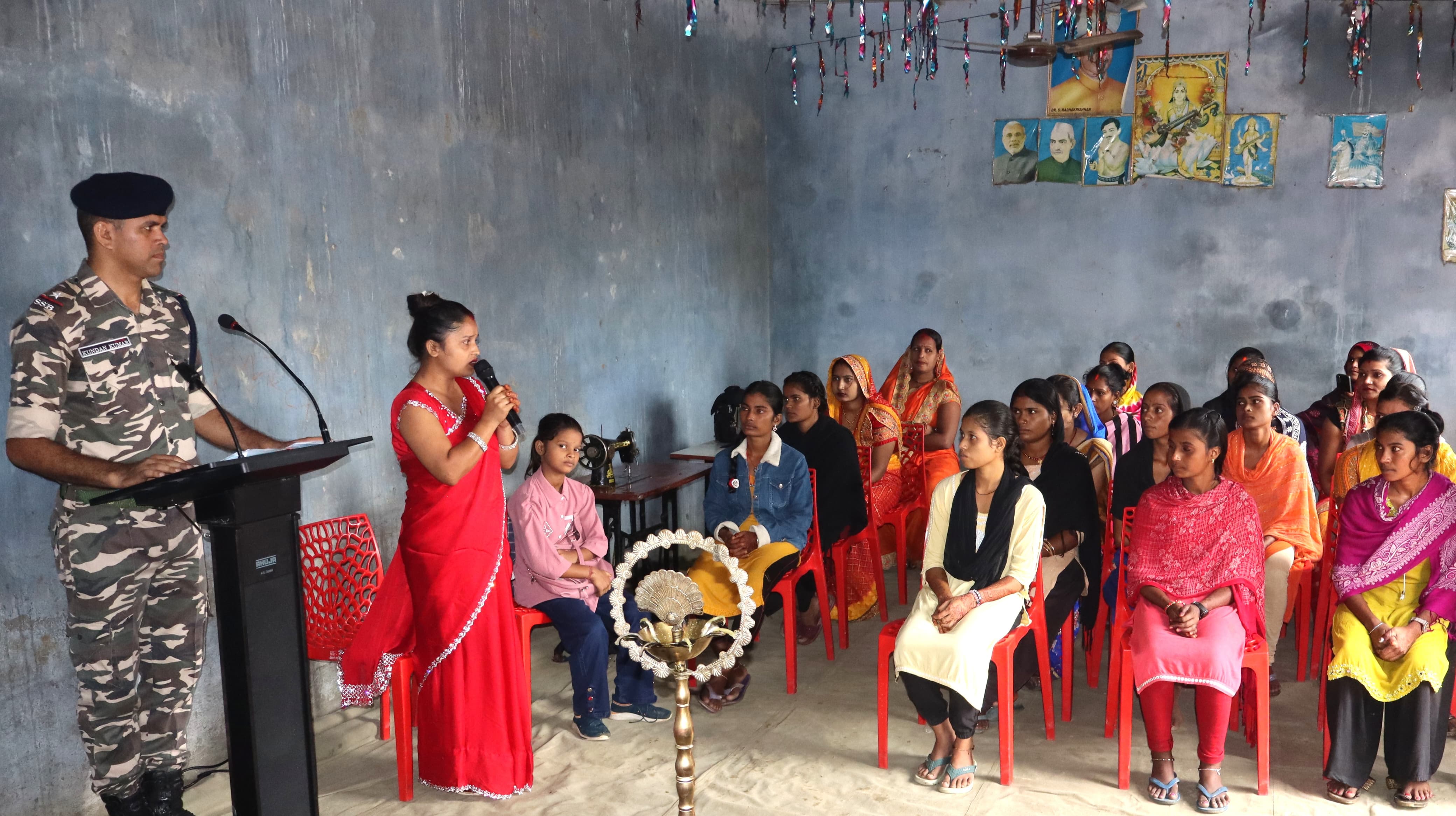 सिलाई प्रशिक्षण में भाग लेती प्रशिक्षु महिलाएं सिलाई प्रशिक्षण में भाग लेती प्रशिक्षु महिलाएं