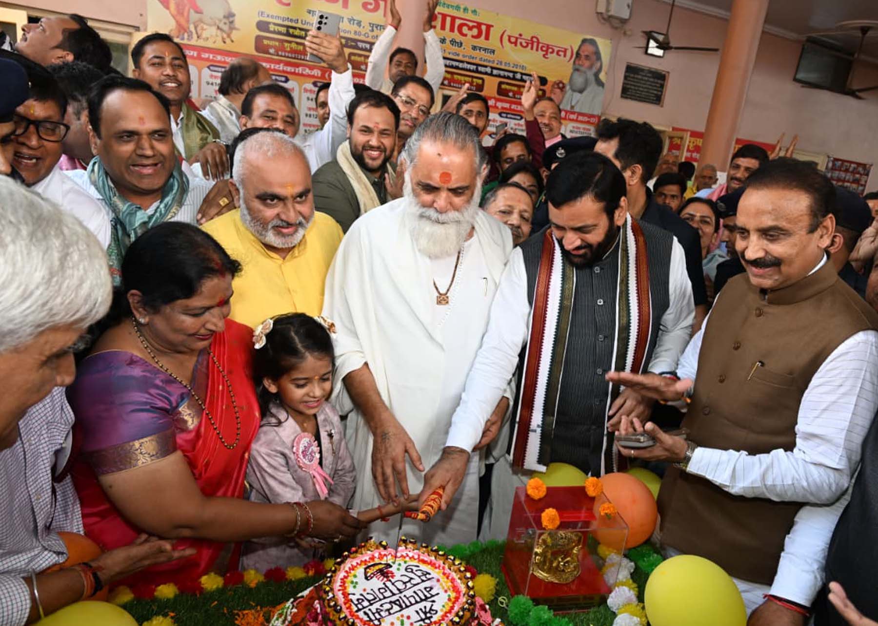 करनाल की श्री कृष्ण गौशाला में आयोजित गोपाष्टमी कार्यक्रम में केक काटते सीएम नायब सिंह सैनी।