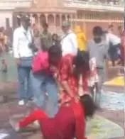 मारपीट करती महिलाएं