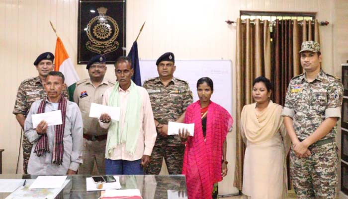 3 नक्सलियाें ने किया आत्मसमर्पण