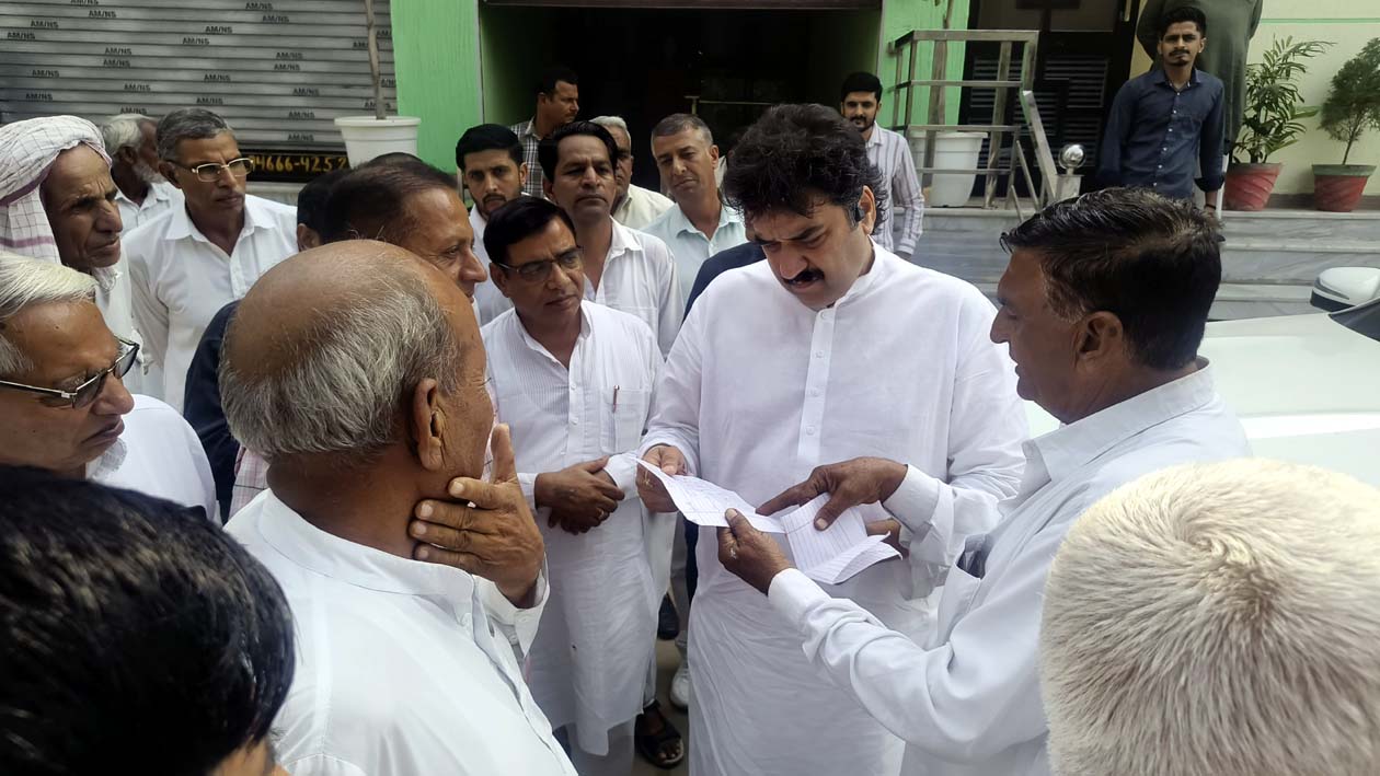 हलकावासियों की समस्याएं सुनते पूर्व सांसद कुलदीप बिश्नोई। हलकावासियों की समस्याएं सुनते पूर्व सांसद कुलदीप बिश्नोई।