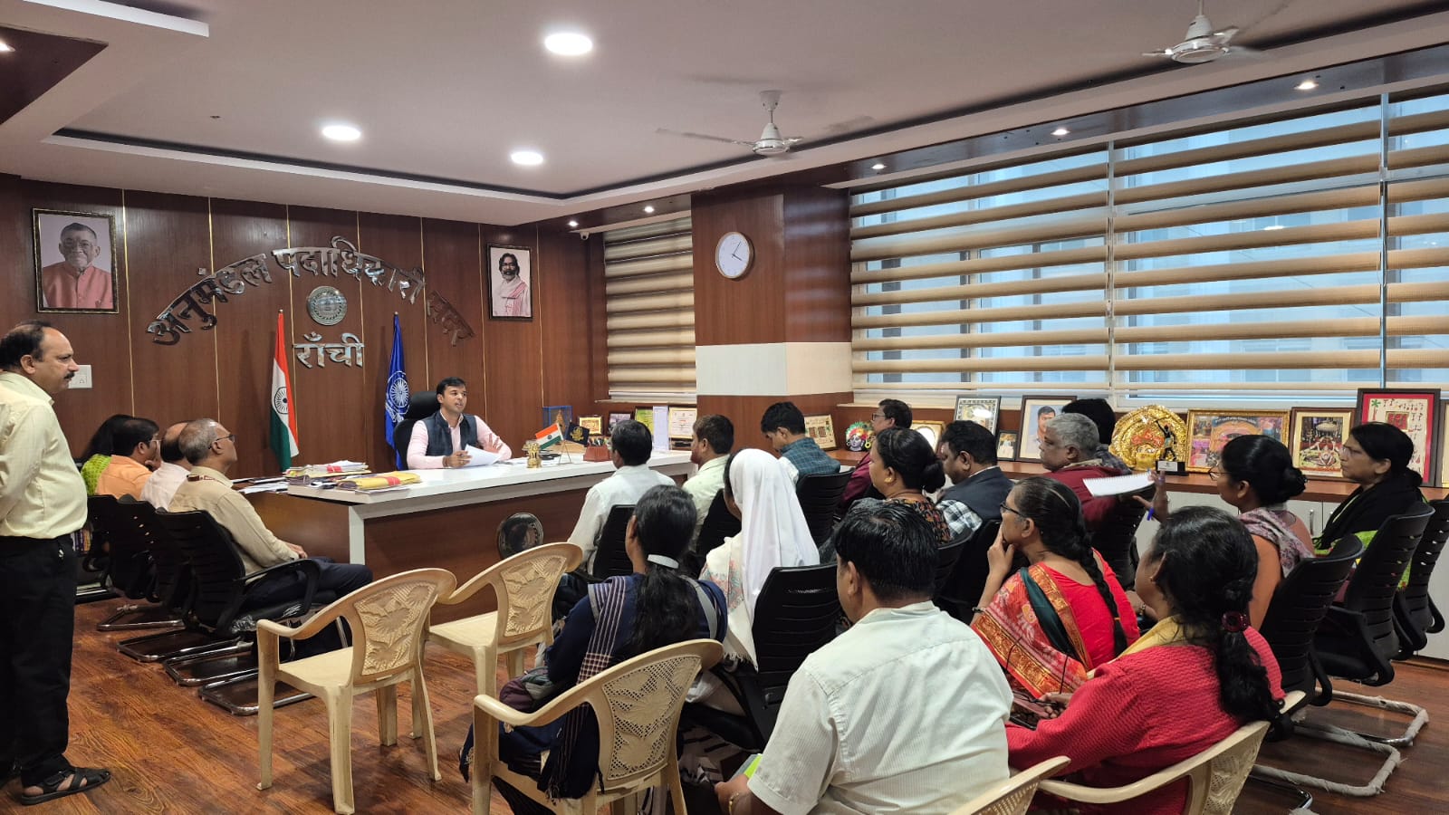 बैठक करते एसडीओ