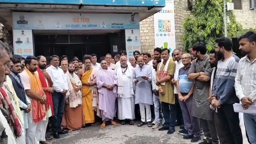 चित्तौड़गढ़ में जिला प्रशासन को ज्ञापन देने पहुंचे विभिन्न विद्यालयों के संचालक एवं संत।