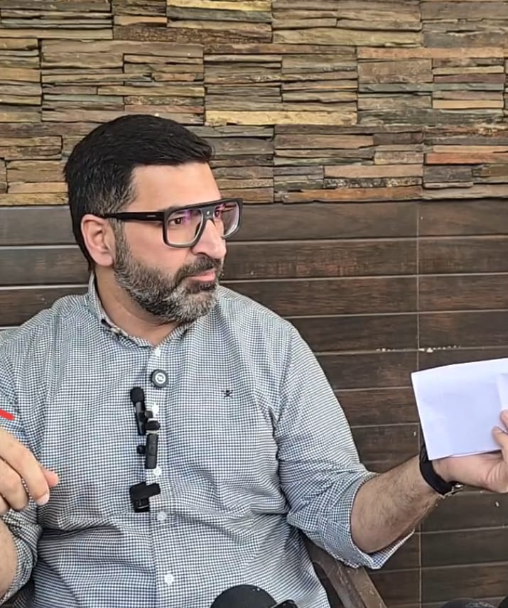 पत्रकारों से बातचीत करते विधायक गोकुल सेतिया। पत्रकारों से बातचीत करते विधायक गोकुल सेतिया।