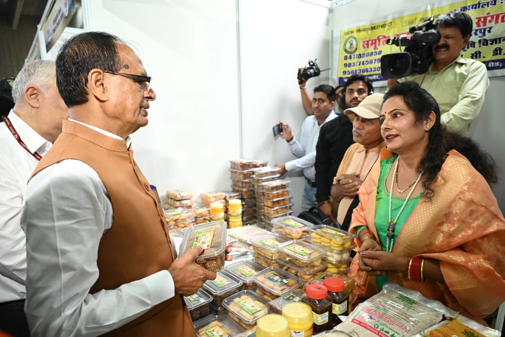 एफपीओ से संवाद करते शिवराज सिंह चौहान एफपीओ से संवाद करते शिवराज सिंह चौहान