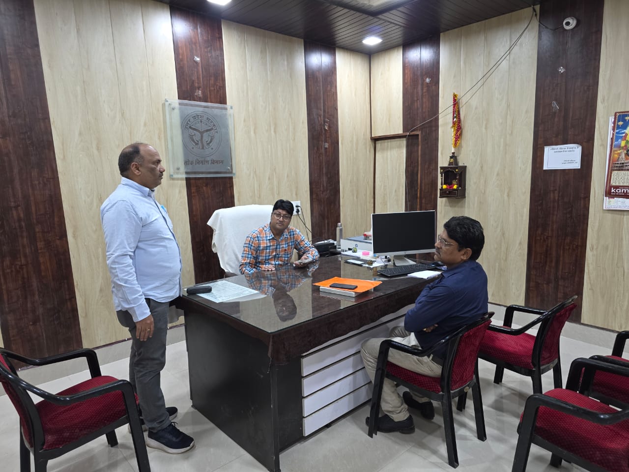 निरीक्षण करते अधिकारी निरीक्षण करते अधिकारी