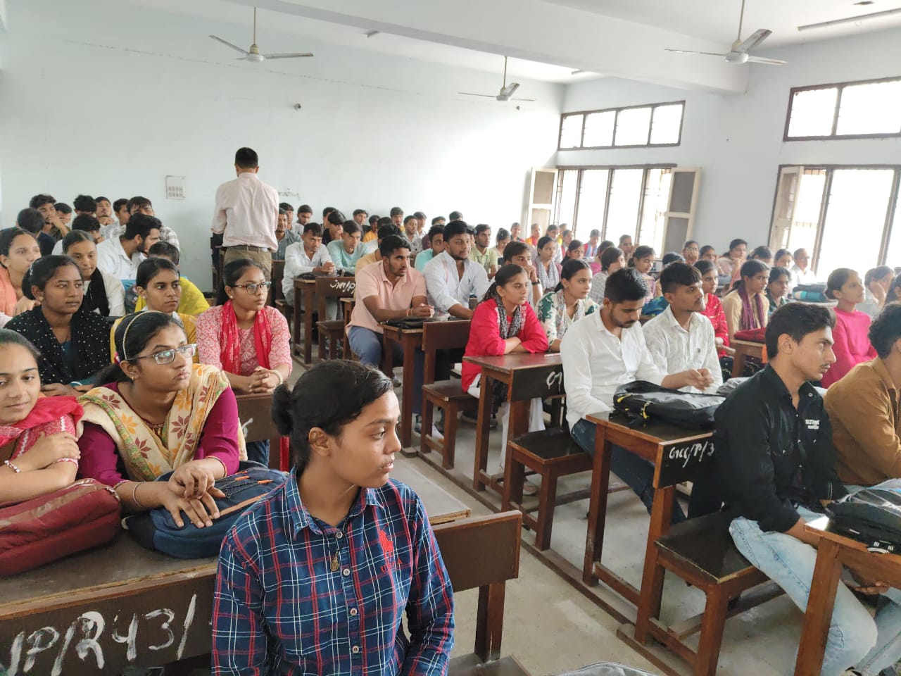 साइबर अपराध से बचाव के लिए सेमिनार में वक्ताओं की बात सुनते विद्यार्थी। साइबर अपराध से बचाव के लिए सेमिनार में वक्ताओं की बात सुनते विद्यार्थी।