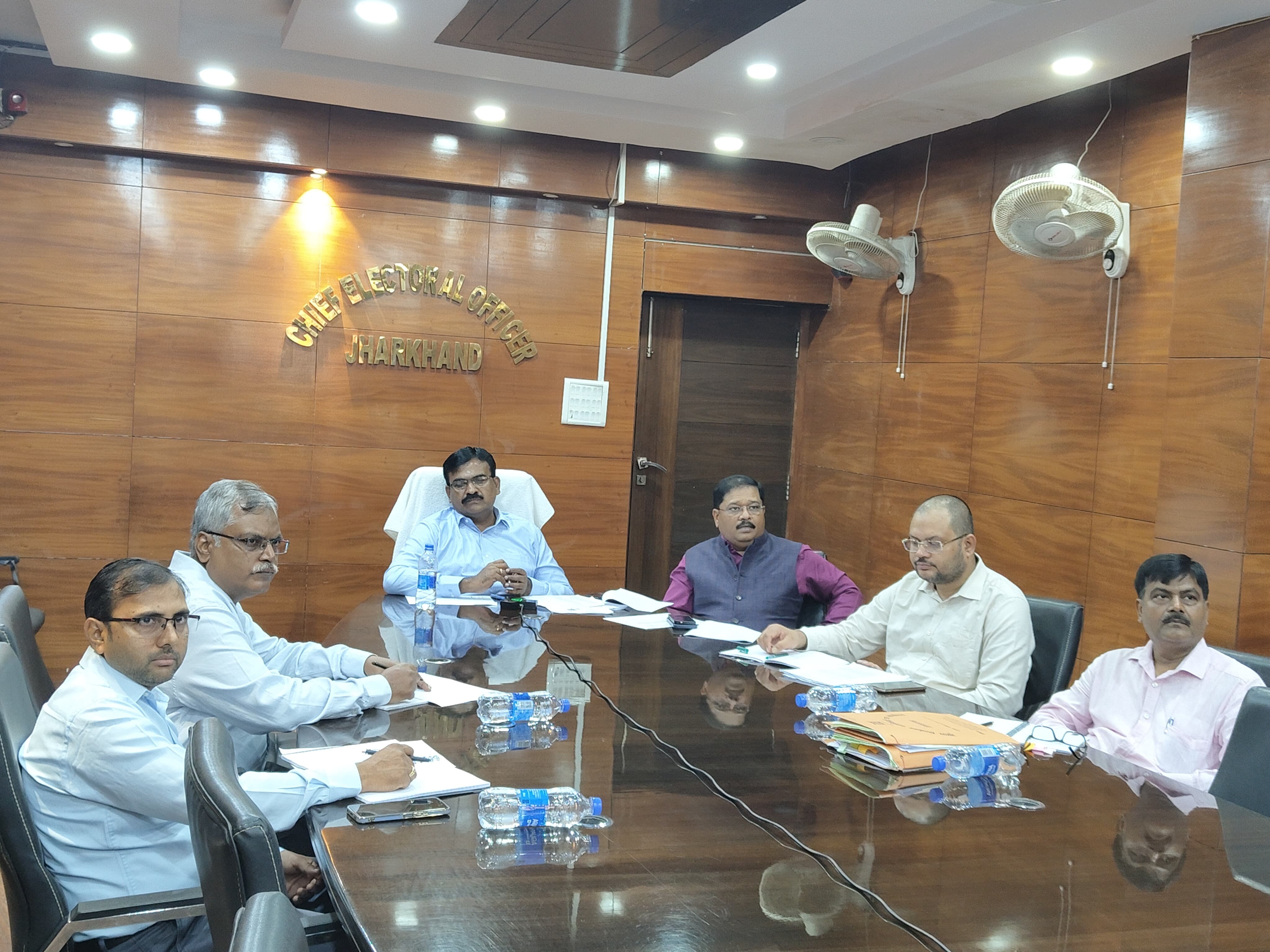 बैठक की तस्वीर बैठक की तस्वीर