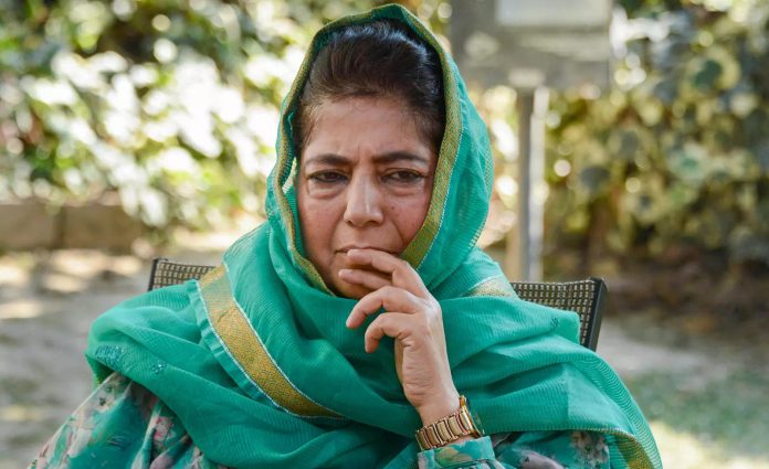 महबूबा ने जम्मू-कश्मीर के उपराज्यपाल द्वारा संदिग्ध आतंकी संबंधों के चलते दो कर्मचारियों की बर्खास्तगी की निंदा की महबूबा ने जम्मू-कश्मीर के उपराज्यपाल द्वारा संदिग्ध आतंकी संबंधों के चलते दो कर्मचारियों की बर्खास्तगी की निंदा की