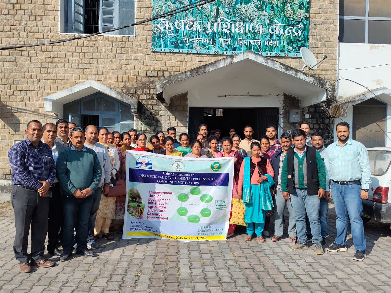 प्रशिक्षण के दौरान सामुदायिक प्रेरक।