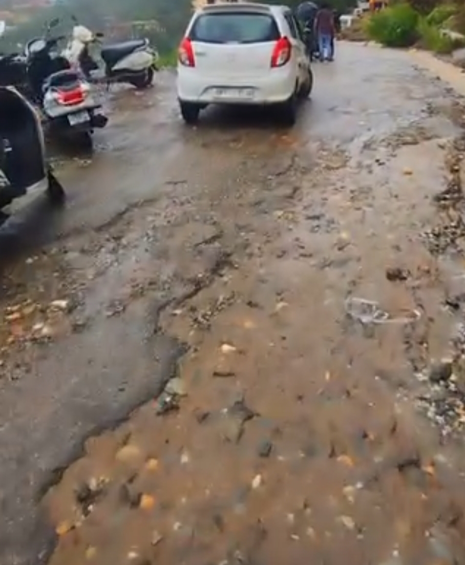 यमुनोत्री विधायक के गृह क्षेत्र की सड़क बदहाली यमुनोत्री विधायक के गृह क्षेत्र की सड़क बदहाली