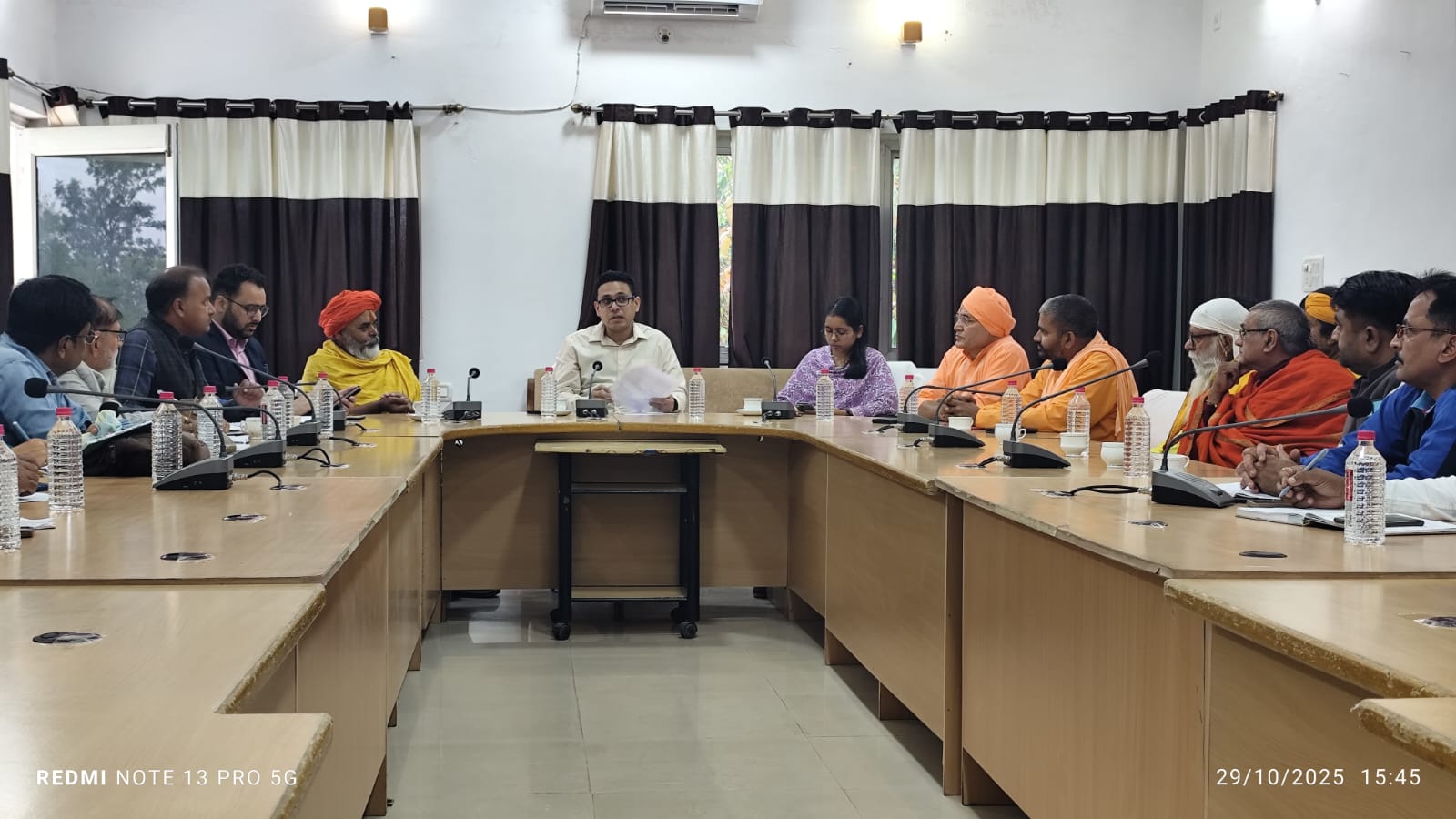 बैठक में कलेक्टर हर्षल पंचोली एवं साधू संत बैठक में कलेक्टर हर्षल पंचोली एवं साधू संत