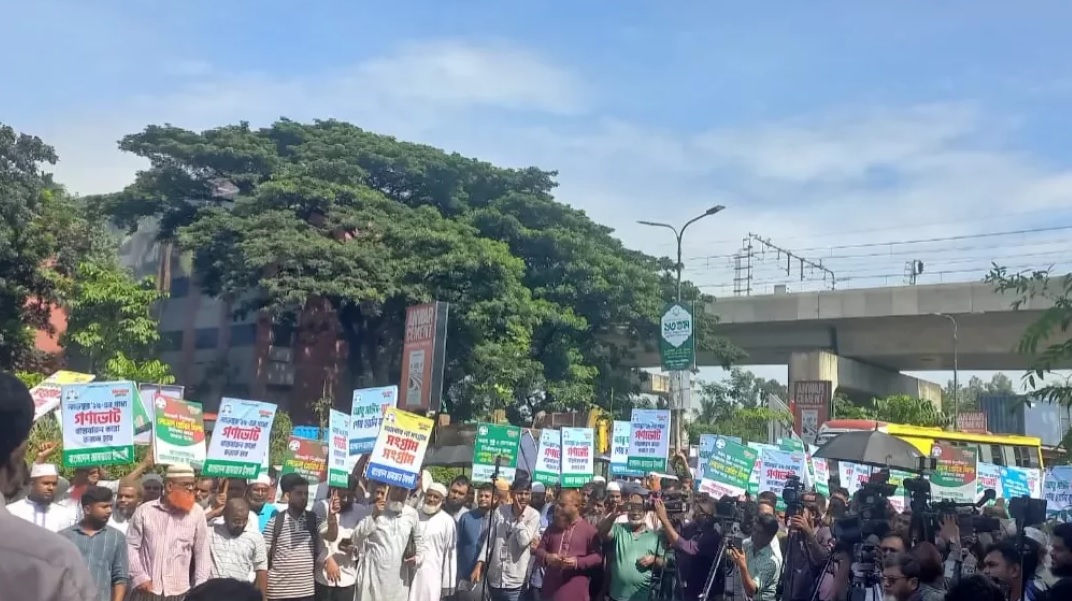 बांग्लादेश की राजधानी ढाका के अगरगांव स्थित निर्वाण भवन के बाहर आज आठ राजनीतिक दलों के नेताओं ने नवंबर में जनमत संग्रह और जुलाई के राष्ट्रीय चार्टर को लागू करने की मांग को लेकर रैली की। फोटो - ढाका ट्रिब्यून