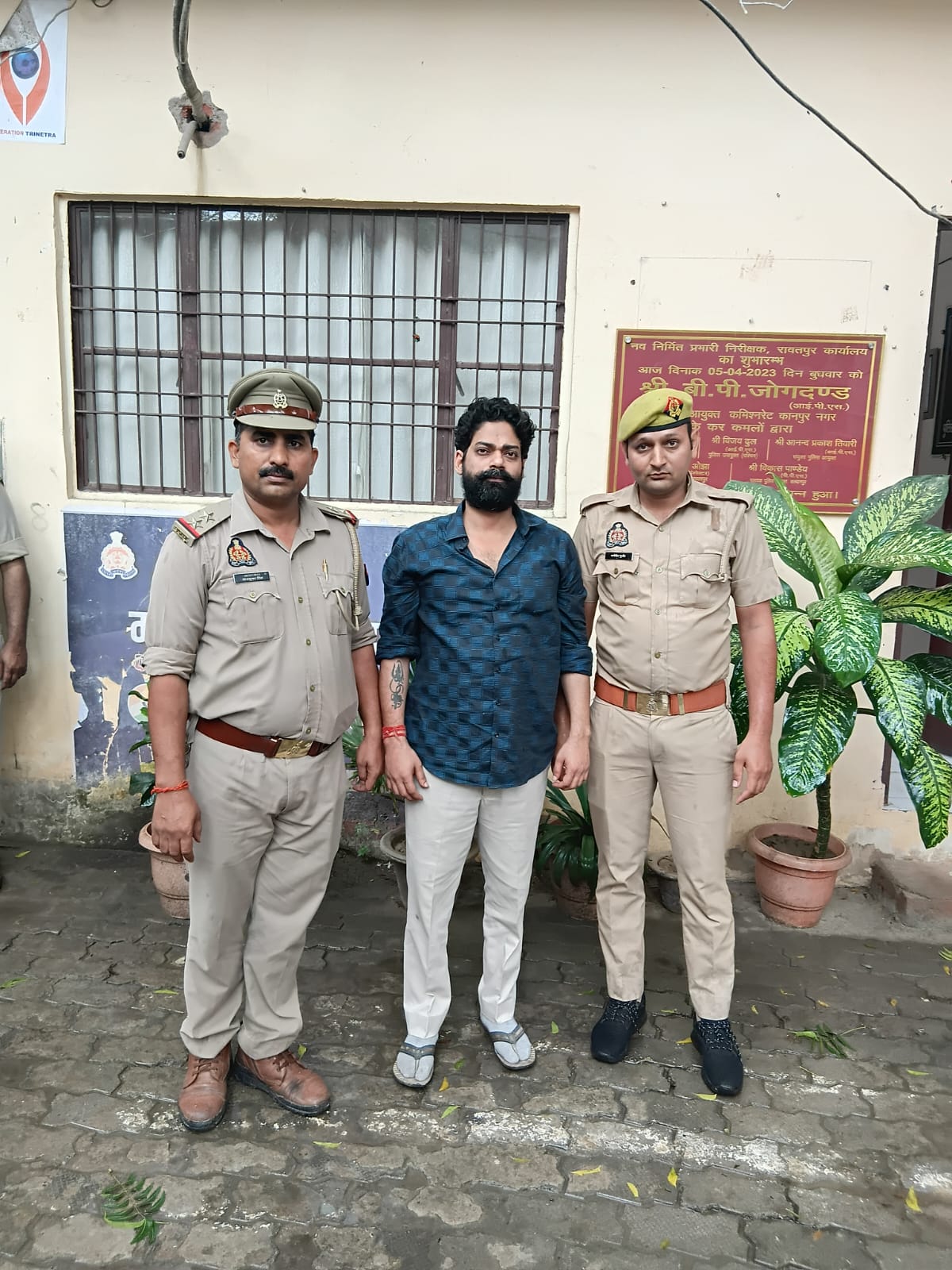 पुलिस की गिरफ्त में आरोपित प्रिंस राज श्रीवास्तव पुलिस की गिरफ्त में आरोपित प्रिंस राज श्रीवास्तव