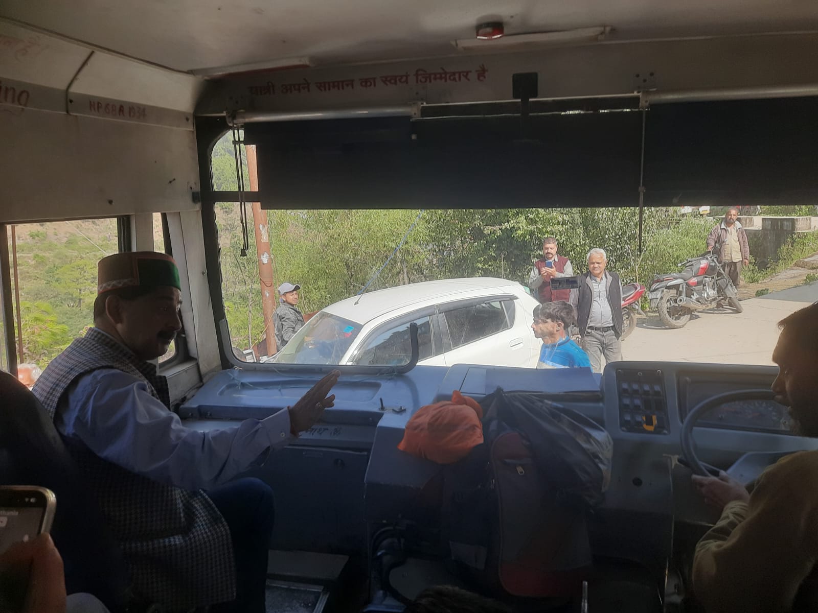 एचआरटीसी बस में सवार होकर जाते हुए उपमुख्य सचेतक। एचआरटीसी बस में सवार होकर जाते हुए उपमुख्य सचेतक।