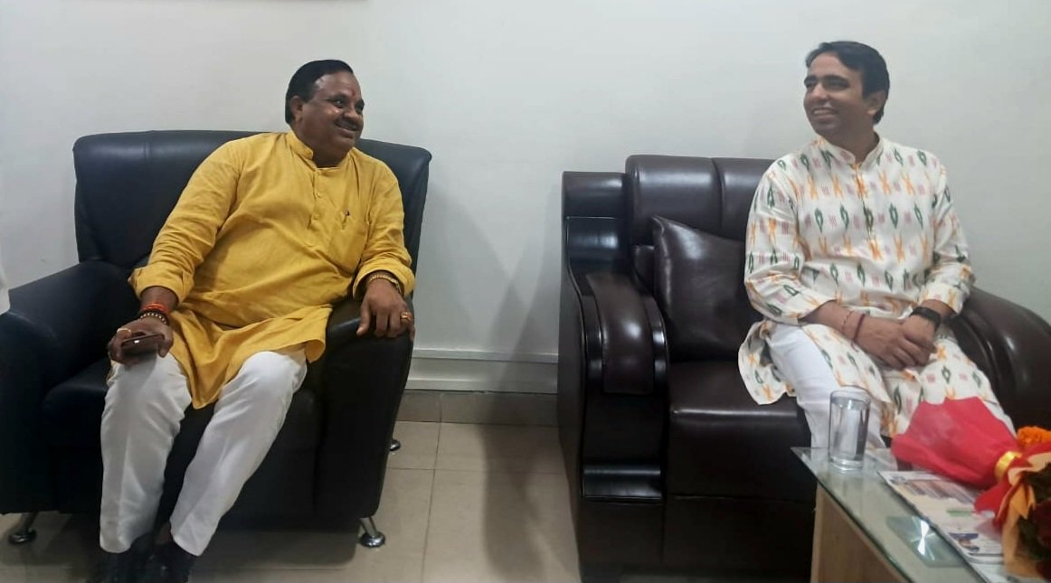 गोरखपुर एयरपोर्ट पर पार्टी पदाधिकारियों व नेतागणों से चर्चा करते जयंत चौधरी