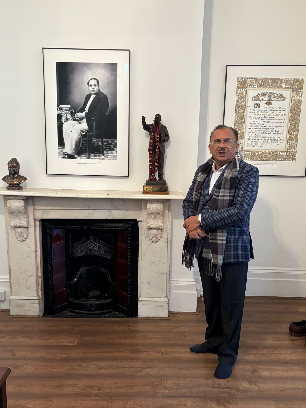 देवनानी ने लंदन में बाबा साहेब डॉ अंबेडकर की प्रतिमा पर पुष्प अर्पित कर नमन किया