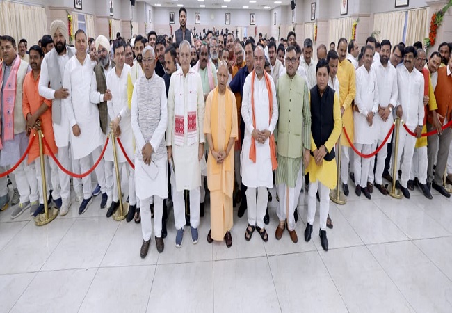 किसानाें से मिले मुखयमंत्री योगी किसानाें से मिले मुखयमंत्री योगी