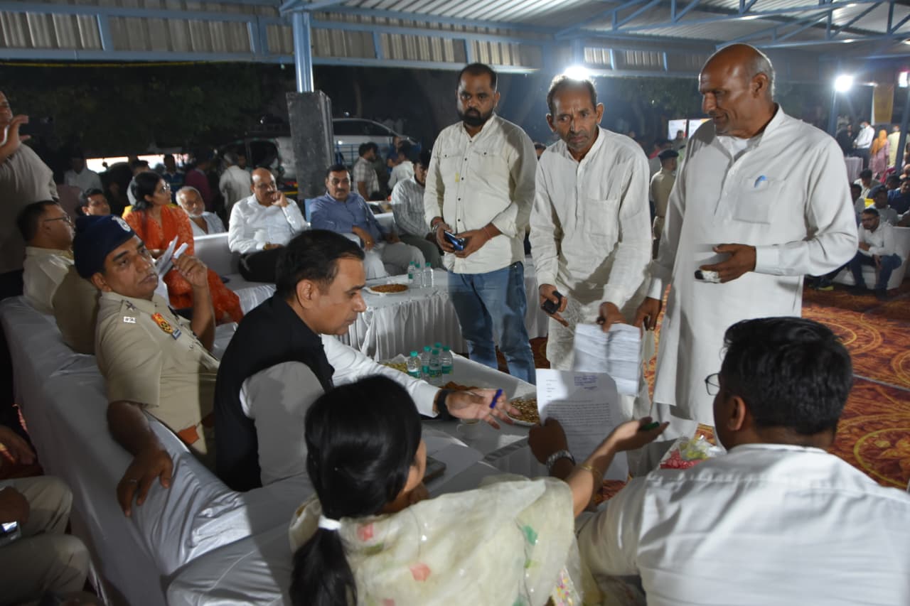 पानीपत के गांव पट्टी कल्याण में रात्रि ठहराव कार्यक्रम में ग्रामीणों की समस्याएं सुनते उपयुक्त वीरेंद्र कुमार दहिया पानीपत के गांव पट्टी कल्याण में रात्रि ठहराव कार्यक्रम में ग्रामीणों की समस्याएं सुनते उपयुक्त वीरेंद्र कुमार दहिया