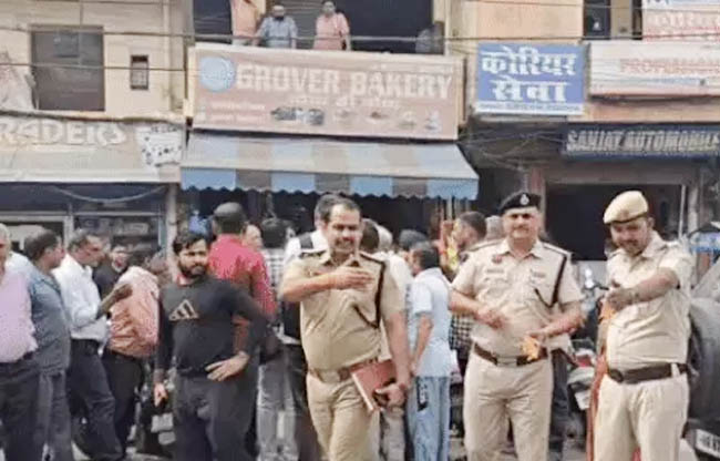 सोनीपत में मौके सिविल लाइन थाना पुलिस लोगों को हटाती हुई सोनीपत में मौके सिविल लाइन थाना पुलिस लोगों को हटाती हुई