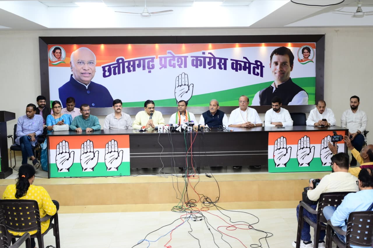 पीसीसी अध्यक्ष दीपक बैज राजीव भवन में पत्रकार वार्ता को संबोधित करते हुए पीसीसी अध्यक्ष दीपक बैज राजीव भवन में पत्रकार वार्ता को संबोधित करते हुए