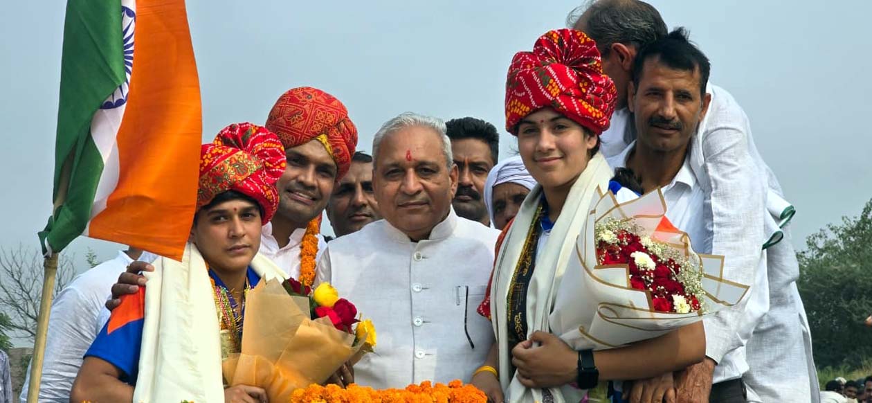 स्वर्ण पदक विजेता बेटियां अर्पिता और कोमल को सम्मानित करते कैबिनेट मंत्री रणबीर सिंह गंगवा। स्वर्ण पदक विजेता बेटियां अर्पिता और कोमल को सम्मानित करते कैबिनेट मंत्री रणबीर सिंह गंगवा।