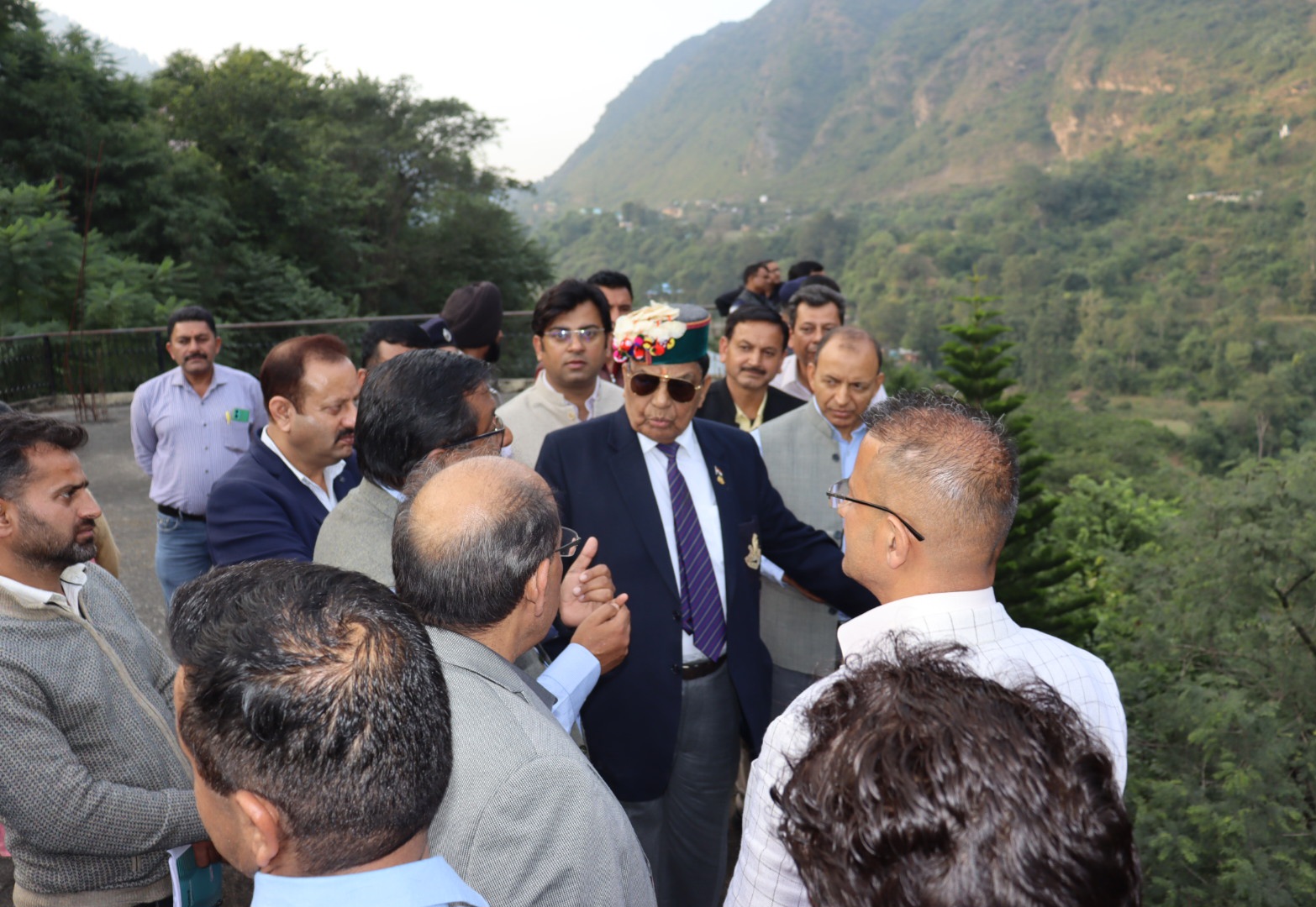 स्वास्थ्य एवं परिवार कल्याण और सामाजिक न्याय एवं अधिकारिता तथा सैनिक कल्याण मंत्री डॉ. (कर्नल) धनी राम शांडिल ने आज सिरमौर जिला के कोटला बड़ोग में बनने वाले आधुनिक नशा मुक्ति एवं पुनर्वास केंद्र स्थल का दौरा कर स्थल का निरीक्षण किया। इस दौरान उन्होंने अतिरिक्त मुख्य सचिव सामाजिक न्याय एवं अधिकारिता श्याम भगत नेगी तथा अनुसूचित जाति,अन्य पिछड़ा वर्ग, अल्पसंख्यक एवं विशेष रूप से सक्षम सशक्तिकरण विभाग के निदेशक सुमित खिमटा तथा विभिन्न विभागों के अधिकारियों के साथ विस्तार पूर्वक चर्चा करने के उपरांत 142•7 बीघा भूमि का चयन किया। स्वास्थ्य मंत्री ने नशा मुक्ति एवं पुनर्वास केंद्र के निर्माण प्रकिया को शीघ्र पूर्ण करने के निर्देश देते हुए कहा कि इसके लिए 5.34 करोड़ की धनराशि का प्रावधान प्रदेश सरकार द्वारा पहले ही किया जा चुका है।   स्वास्थ्य मंत्री ने कहा कि नशीली दवाओं के दुरूपयोग और अवैध तस्करी के विरुद्ध तथा नशा निवारण एवं पुनर्वास प्रयासो के तहत जिला सिरमौर के कोटला बड़ोग में उत्कृष्ट नशामुक्ति केंद्र स्थापित किया जाएगा। हमारे युवा प्रदेश एवं देश का भविष्य है और केवल ऊर्जावान युवाओं से ही समृद्ध राष्ट्र की कल्पना संभव है। दुर्भाग्यवश युवा पीढ़ी और हमारे समाज में नशा सेवन की प्रवृति बढ़़ी है। इसके दृष्टिगत नशा निवारण एवं पुनर्वास सहित युवाओं को सही मार्गदर्शन प्रदान करने की नितांत आवश्यकता है। स्वास्थ्य एवं परिवार कल्याण और सामाजिक न्याय एवं अधिकारिता तथा सैनिक कल्याण मंत्री डॉ. (कर्नल) धनी राम शांडिल ने आज सिरमौर जिला के कोटला बड़ोग में बनने वाले आधुनिक नशा मुक्ति एवं पुनर्वास केंद्र स्थल का दौरा कर स्थल का निरीक्षण किया। इस दौरान उन्होंने अतिरिक्त मुख्य सचिव सामाजिक न्याय एवं अधिकारिता श्याम भगत नेगी तथा अनुसूचित जाति,अन्य पिछड़ा वर्ग, अल्पसंख्यक एवं विशेष रूप से सक्षम सशक्तिकरण विभाग के निदेशक सुमित खिमटा तथा विभिन्न विभागों के अधिकारियों के साथ विस्तार पूर्वक चर्चा करने के उपरांत 142•7 बीघा भूमि का चयन किया। स्वास्थ्य मंत्री ने नशा मुक्ति एवं पुनर्वास केंद्र के निर्माण प्रकिया को शीघ्र पूर्ण करने के निर्देश देते हुए कहा कि इसके लिए 5.34 करोड़ की धनराशि का प्रावधान प्रदेश सरकार द्वारा पहले ही किया जा चुका है।   स्वास्थ्य मंत्री ने कहा कि नशीली दवाओं के दुरूपयोग और अवैध तस्करी के विरुद्ध तथा नशा निवारण एवं पुनर्वास प्रयासो के तहत जिला सिरमौर के कोटला बड़ोग में उत्कृष्ट नशामुक्ति केंद्र स्थापित किया जाएगा। हमारे युवा प्रदेश एवं देश का भविष्य है और केवल ऊर्जावान युवाओं से ही समृद्ध राष्ट्र की कल्पना संभव है। दुर्भाग्यवश युवा पीढ़ी और हमारे समाज में नशा सेवन की प्रवृति बढ़़ी है। इसके दृष्टिगत नशा निवारण एवं पुनर्वास सहित युवाओं को सही मार्गदर्शन प्रदान करने की नितांत आवश्यकता है।