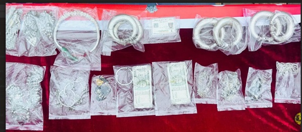 11 लाख से अधिक के जेवर सहित 31.5 लाख की संपत्ति बरामद 11 लाख से अधिक के जेवर सहित 31.5 लाख की संपत्ति बरामद