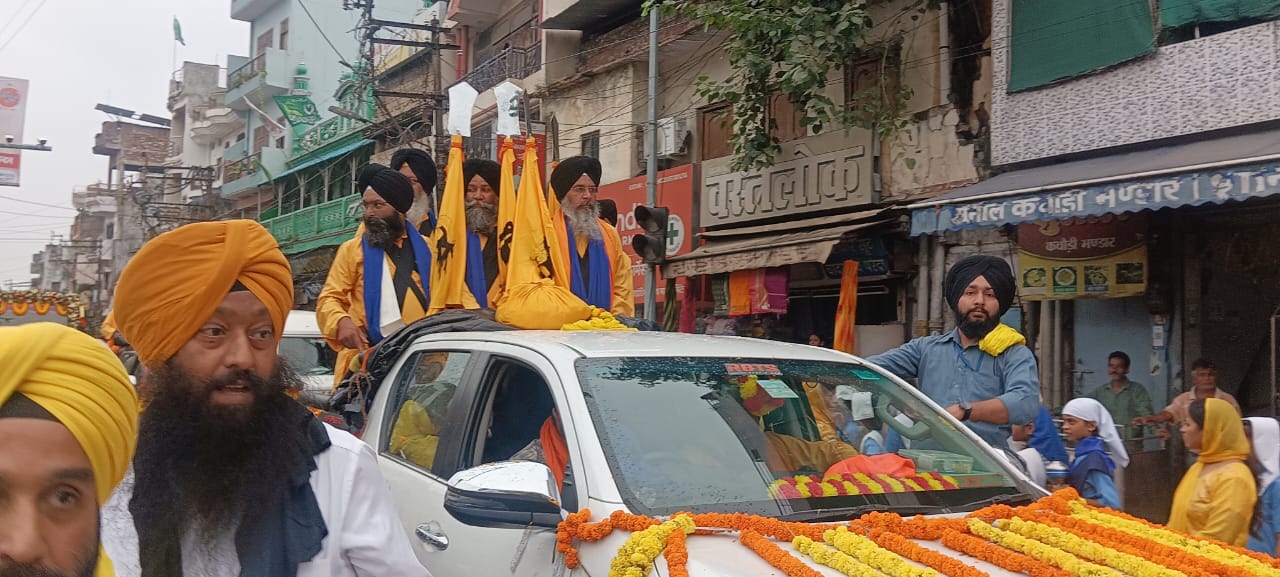 पवित्र जोड़ा साहिब गुरू चरण यात्रा काशी को रवाना करते हुए प्रयागराज भाजपा के कार्यकर्ताओं एवं पदाधिकारियों का छाया चित्र