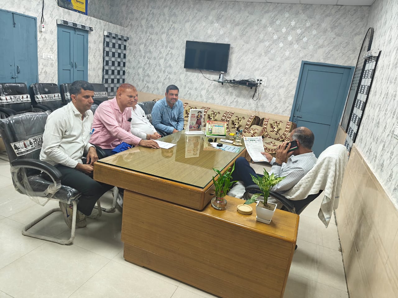 बैठक में भाग लेते संघ पदाधिकारी। बैठक में भाग लेते संघ पदाधिकारी।